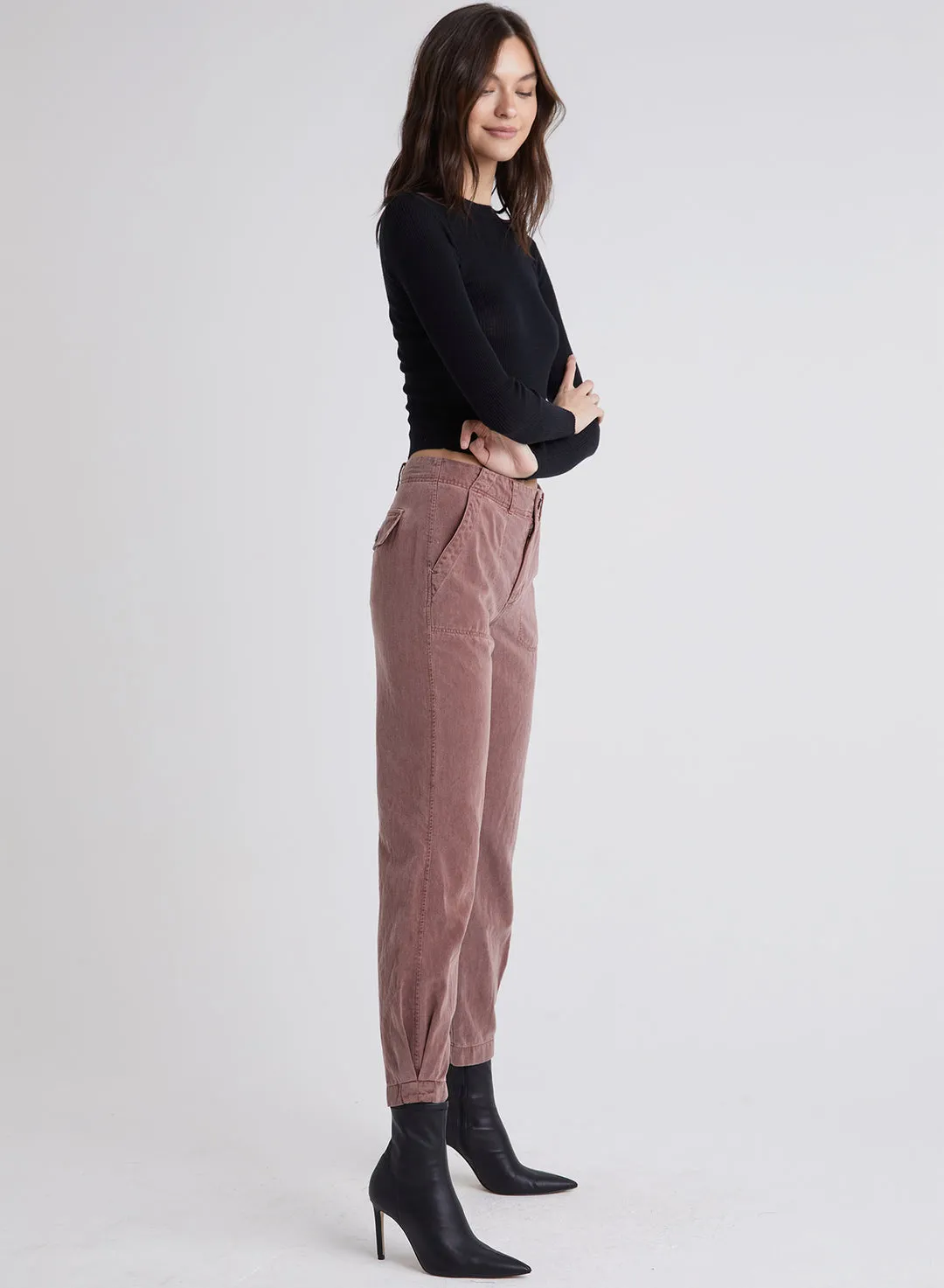 bella dahl charley pleated cuff utility pant in amber brown