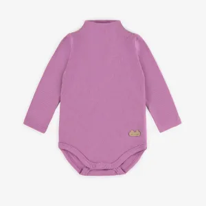 Cache-couche mauve à manches longues en tricot côtelé, naissance || Purple long-sleeved bodysuit in ribbed knit, newborn