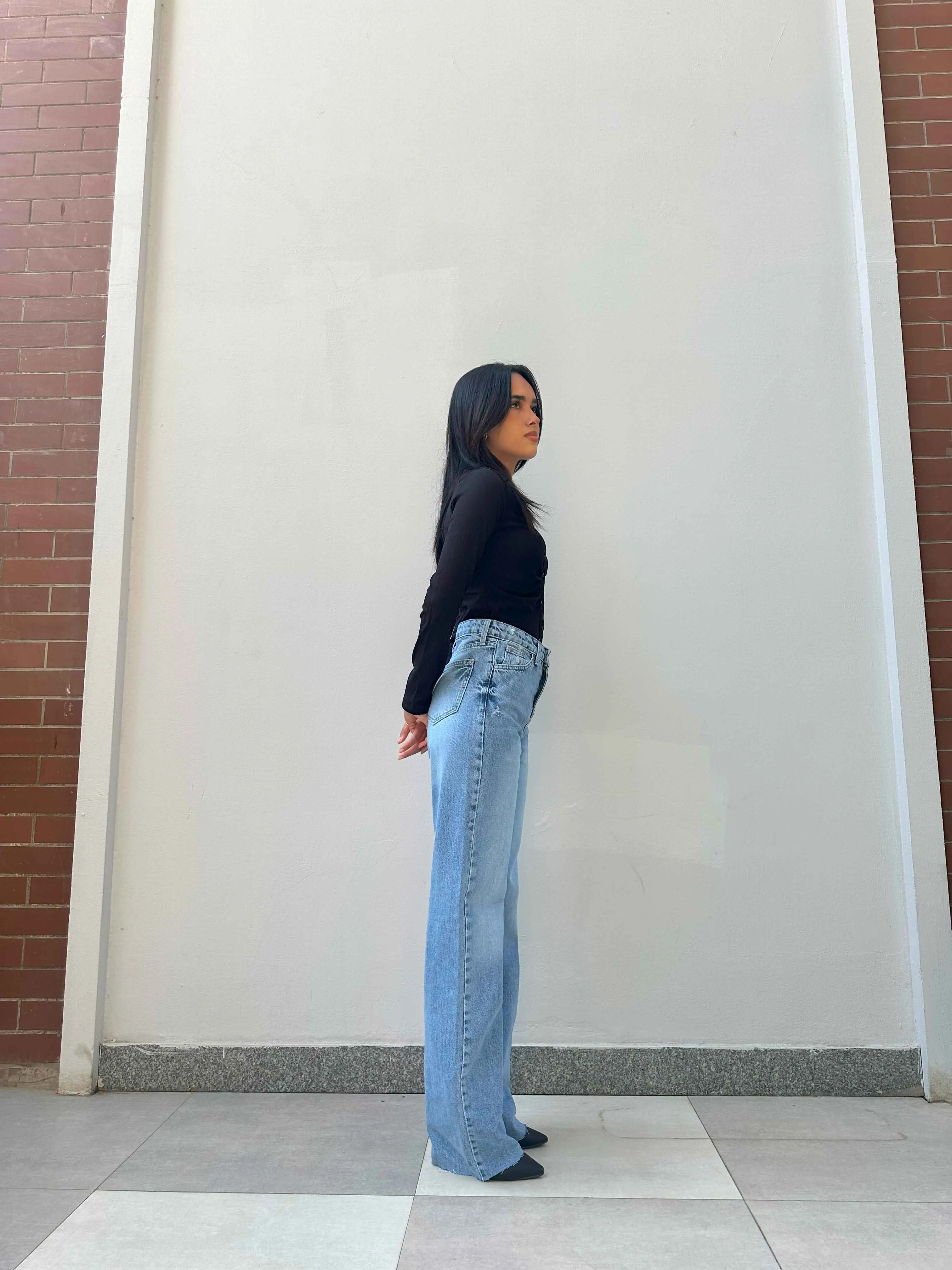 Straight Leg - Light Blue Wash Raw Hems Jeans.