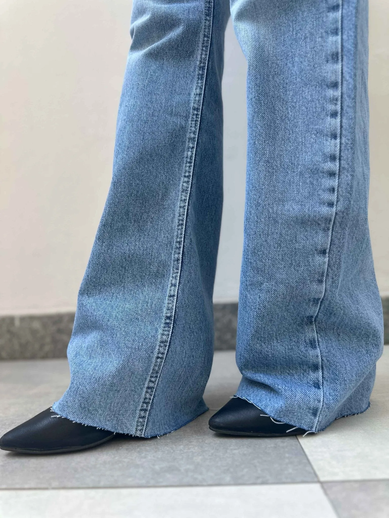 Straight Leg - Light Blue Wash Raw Hems Jeans.